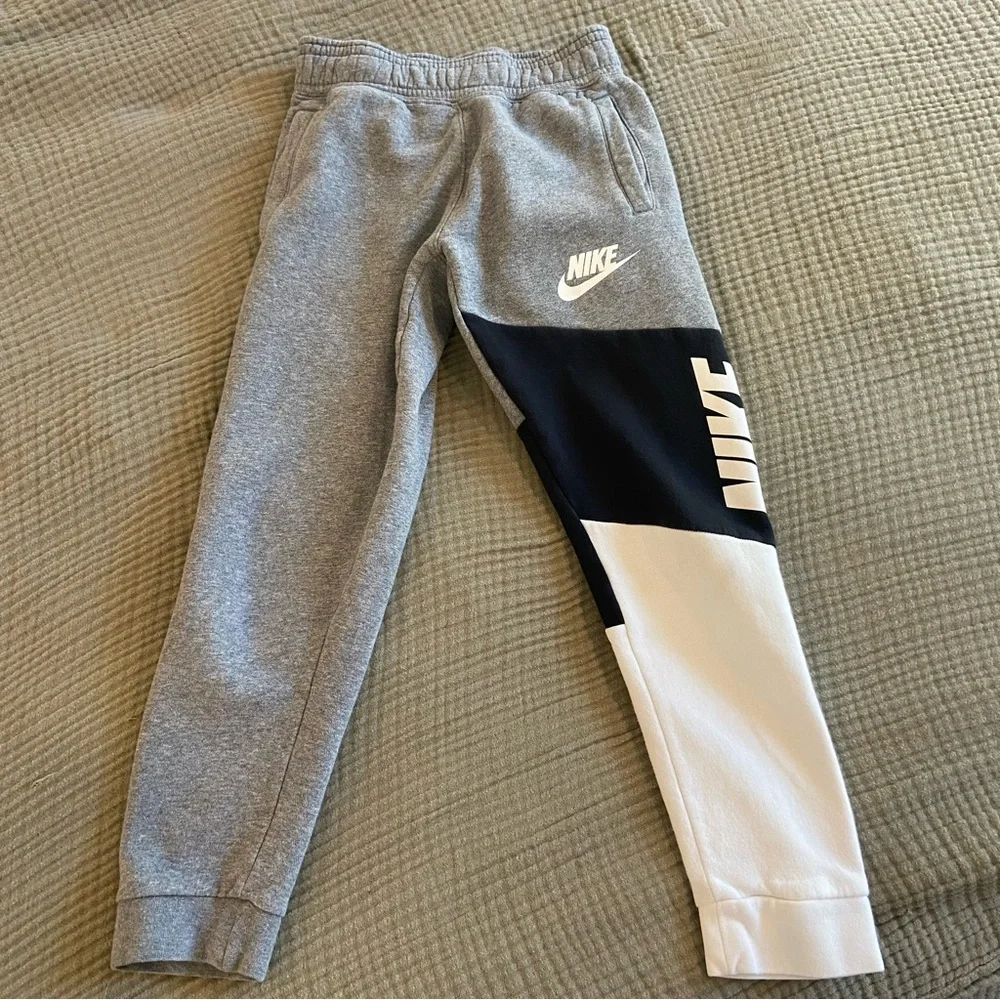 Nike boy's Gray and Black Joggers Size S - Picture 2 of 7